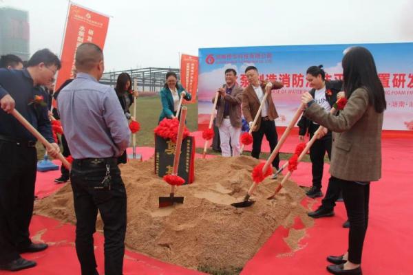 開(kāi)工儀式現(xiàn)場(chǎng)。 開(kāi)工儀式現(xiàn)場(chǎng)。